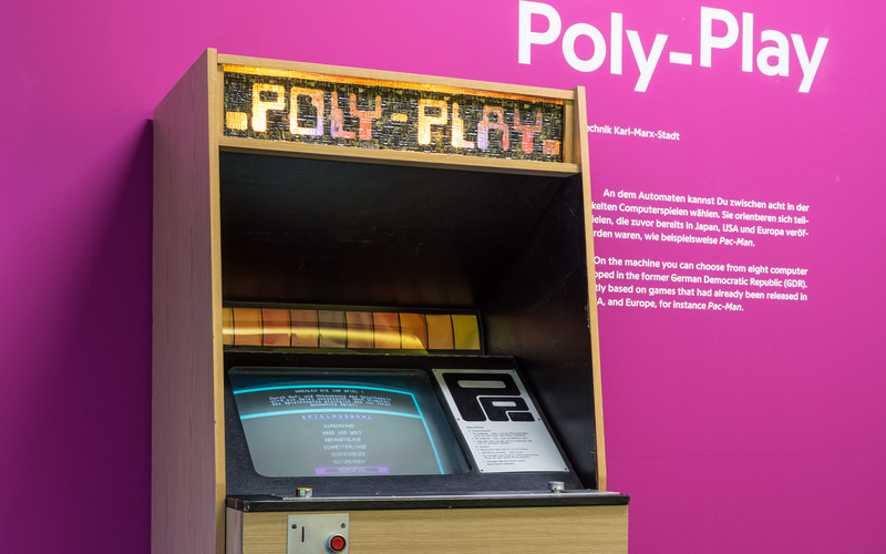 Ein Arcade Automat vor einer violetten Wand