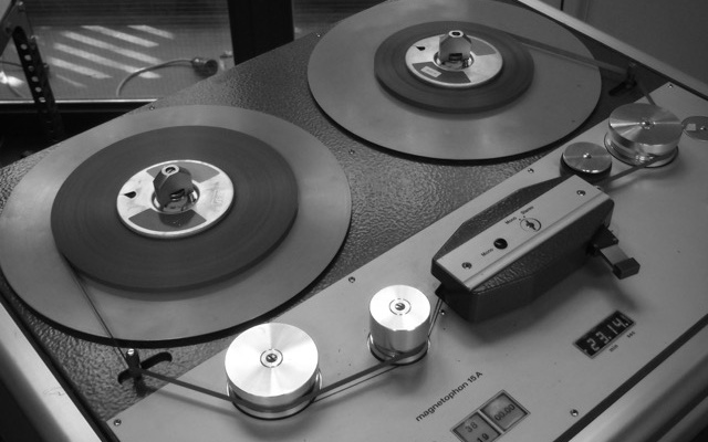 The picture shows a grey-black sound device.