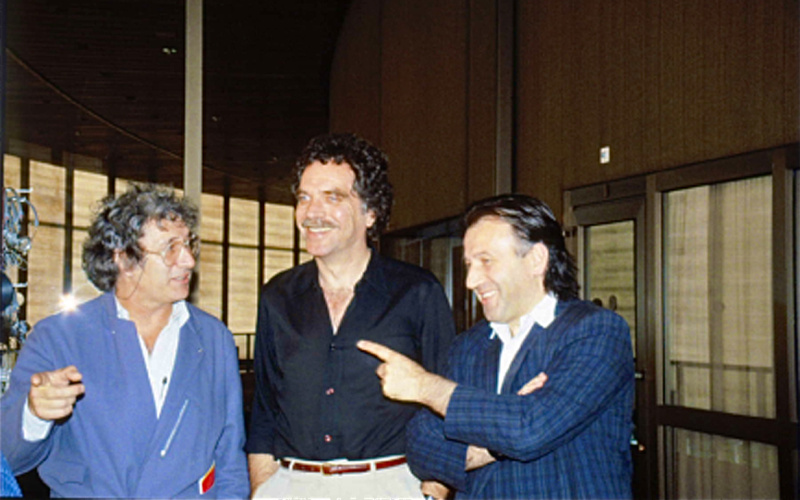 Zur Ars electronica Linz 1986 treffen sich (v.r.): Peter Weibel, Gene Youngblood, Jürgen Claus.