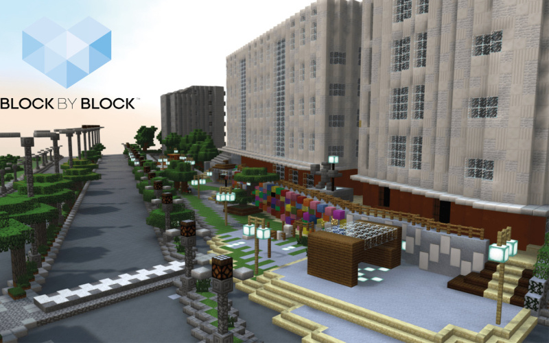 Block by Block Logo in der linken oberen Bildecke. 3D-Modell eines städtischen Raums im Spiel Minecraft. Im rechten Bildteil sind Häuserfassaden dargestellt. Im mittigen Bildraum erstreckt sich eine Straßendarstellung. Zwischen den beiden Bildteilen sind 