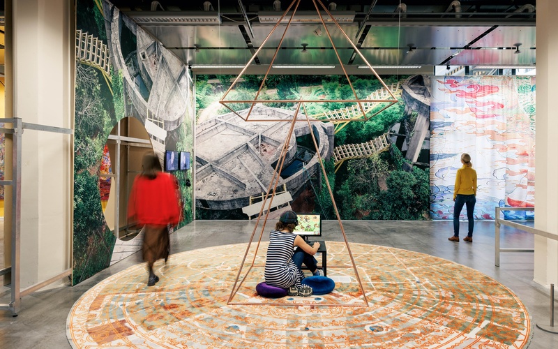 The picture shows a constellation of works by Zheng Guogu.