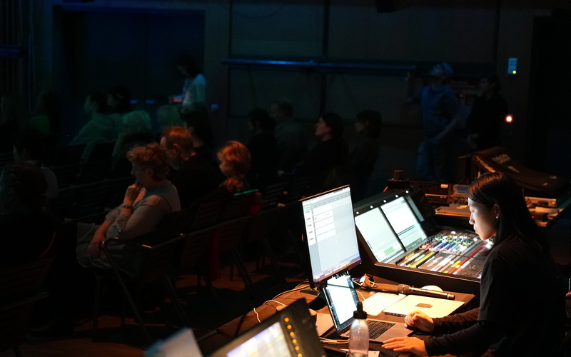 Die taiwanesische Soundkünstler:in Yuchin Chen bei den ARD Hörspieltagen am ZKM | Karlsruhe 2024.