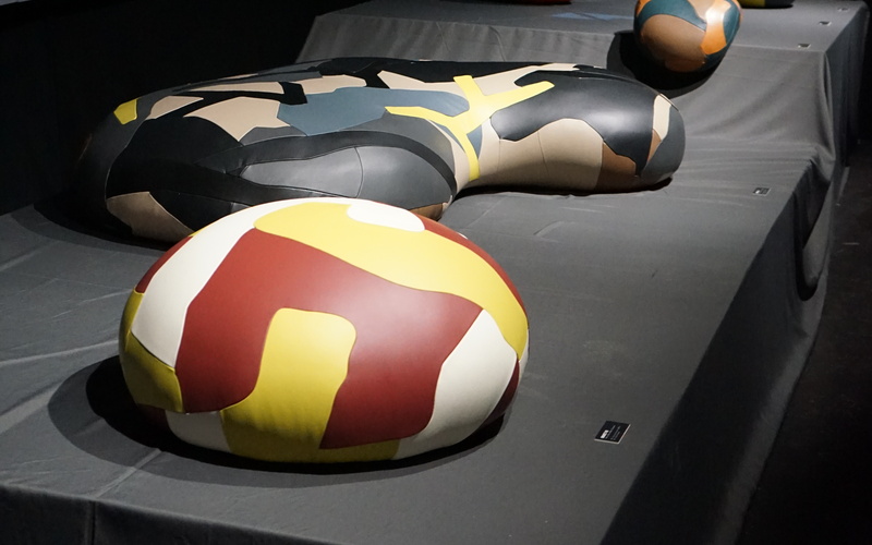 Zu sehen sind mehrere Polsterobjekte, die aus Lederverschnitt hergestellt wurden.