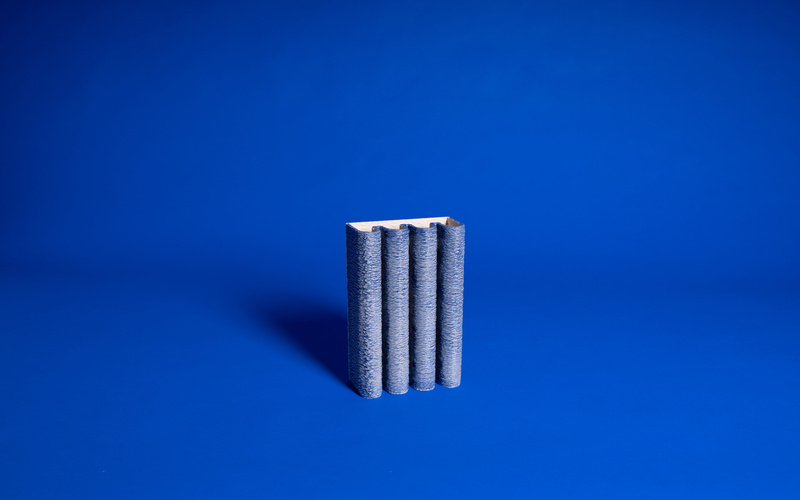 Zu sehen ist eine im 3D-Druckverfahren hergestellte Fliese aus robuster Keramik.