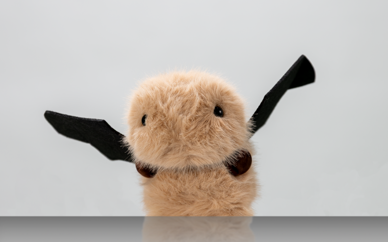 Porträtfotos eines Kuscheltiers vor weißem Hintergrund.