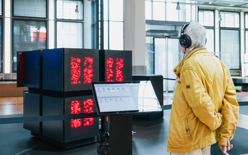 Eine Person schaut sich die Connection Machine an.