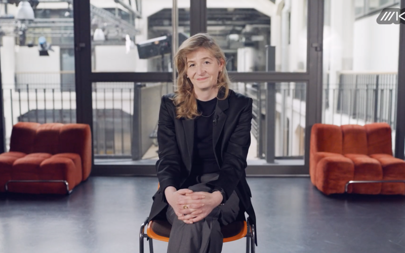 Zu sehen ist Margit Rosen im Gebäude des ZKM. 