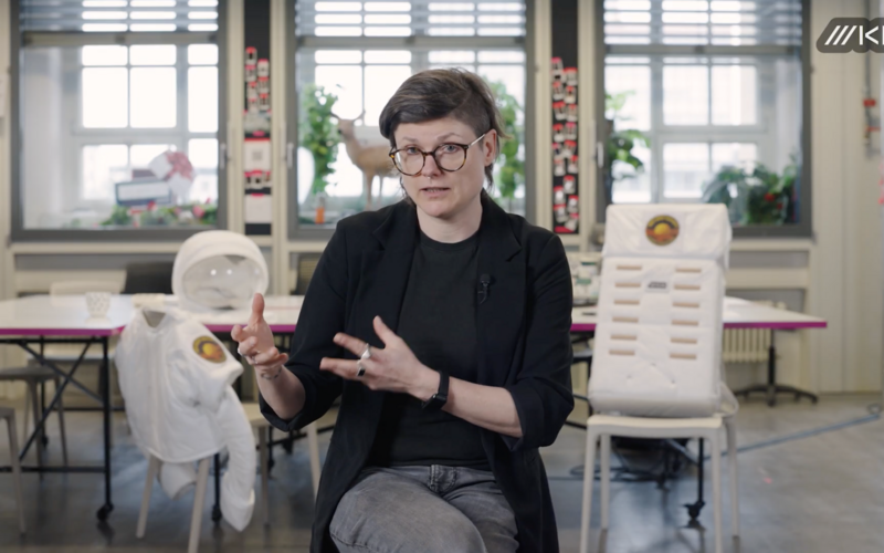 Zu sehen ist Tina Lorenz im ZKM Hertzlab.