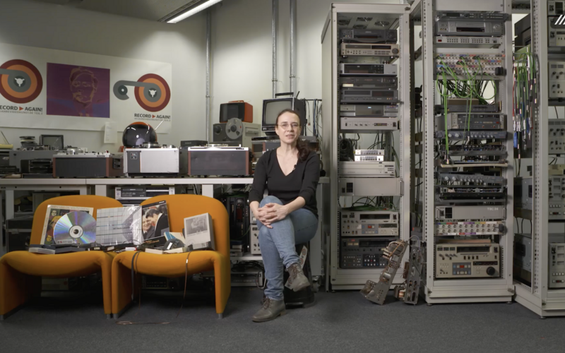 Zu sehen ist Dorcas Müller im Labor für antiquierte Videosysteme.